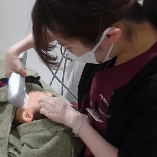 YAG BEAUTY CLINIC 札幌の医療ハイフを受けている様子