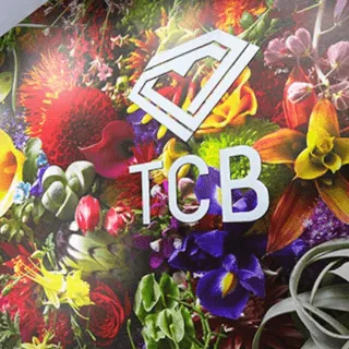 TCB東京中央美容外科 東京18院のエントランスのTCBというロゴ