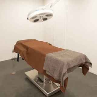 共立美容外科 東京5院のクマ取りを受ける手術室