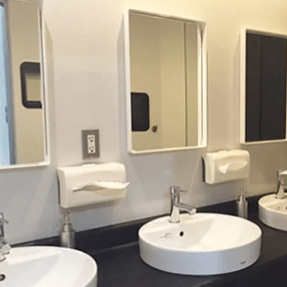 共立美容外科 東京5院のクマ取りを受けた後のパウダールーム