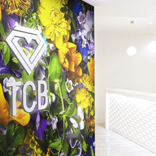 TCB東京中央美容外科 横浜3院の二重整形受ける前のエントランスのTCBといロゴ