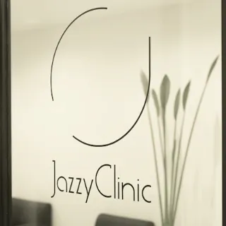 Jazzy Clinicのジェントルマックスプロによる施術を受ける前のエントランスにあるJazzy Clinicというロゴ