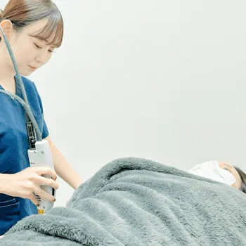 共立美容外科 熊本院の医療脱毛の施術の様子
