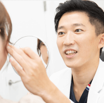 東京シンデレラ美容外科 池袋院の糸リフトを受ける前の診察の様子
