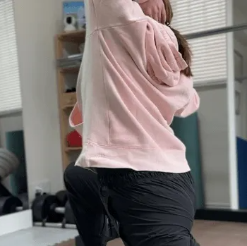 REMのパーソナルジムのトレーニングを受けている様子