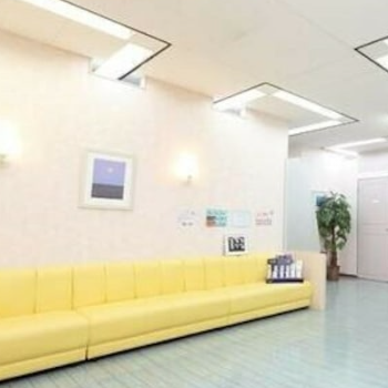宇都宮スキンケアクリニックのクマ取り整形を受ける前の待合室