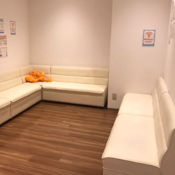 ルシアクリニック 全国22院のジェントルマックスによる都度払いの医療脱毛を受ける前の待合室