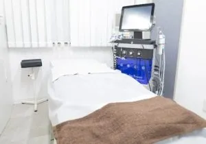 ビューティスクリニックのシミ取りを受ける施術室