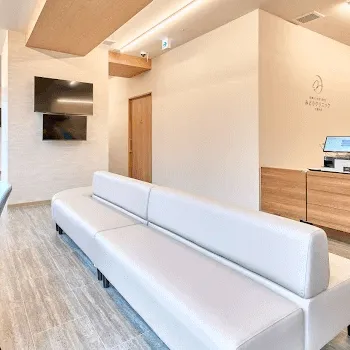 みどりクリニック 千葉中央のクマ取りを受ける前の待合室