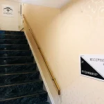 クリニーク福岡天神のシミ取りを受けるクリニックの階段