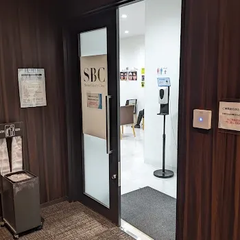 湘南美容クリニック 福岡2院の都度払いの医療脱毛を受けるクリニックの入り口
