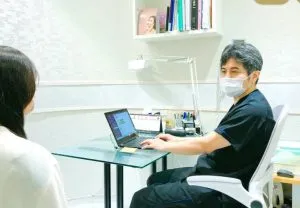 共立美容外科 大阪2院のシミ取りの診察の様子