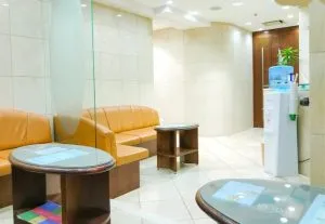 共立美容外科 大阪2院のシミ取りを受ける前の待合室