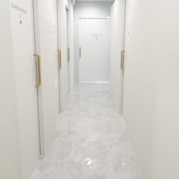 e clinic 岡山院の糸リフトを受けるクリニックの院内の様子