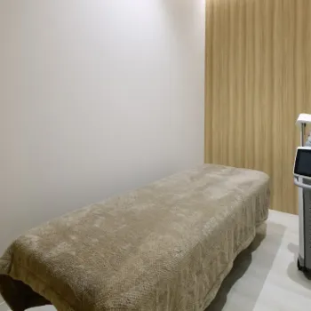 沖縄スキンケアクリニックの医療脱毛を受ける施術室