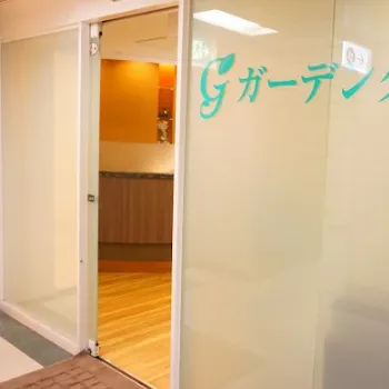 ガーデンクリニック 大阪院の二重整形を受けるクリニックの入り口