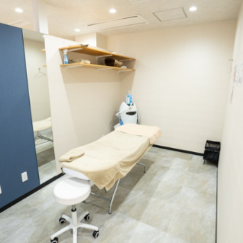 BAO CLINIC 大阪2院のジェントルマックスプロによる施術を受ける施術室