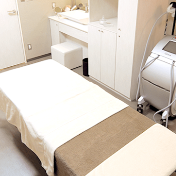 THE CLINIC 大阪院のほくろ除去を受ける施術室