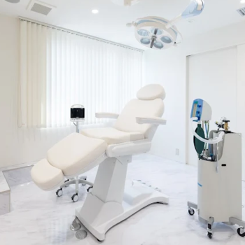 KUMA CARE CLINIC 大阪梅田院のクマ取りを受ける施術室