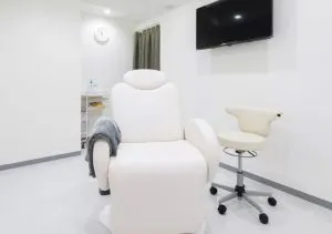 プライベートスキンクリニックのシミ取りを受ける施術室