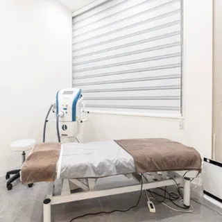 SKIN CLINIC 9ruのジェントルマックスプロによる施術を受ける施術室