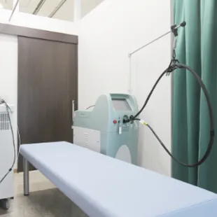 よつば会クリニック 梅田院のジェントルマックスプロによる施術を受ける施術室