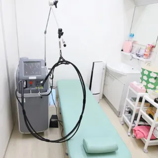 中山皮フ科クリニックのジェントルマックスプロによる施術を受ける施術室