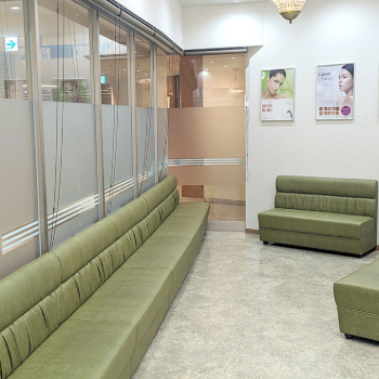 よつば会クリニック 全国13院のシミ取りを受ける前の待合室