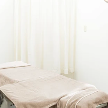 共立美容外科 千葉院のほくろ除去を受ける施術室