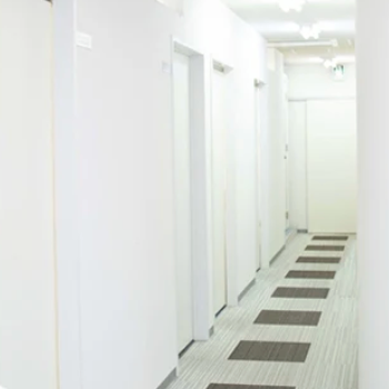 共立美容外科 千葉院のほくろ除去を受けるクリニックの廊下