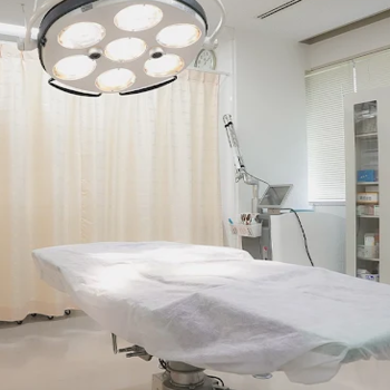 福岡博多駅前通中央クリニックのほくろ除去を受ける施術室