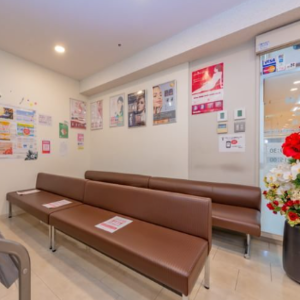 博多皮ふ科のほくろ除去を受ける前の待合室