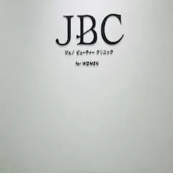 ジュノビューティークリニック 広島院の二重整形を受ける前のエントランスにあるロゴ