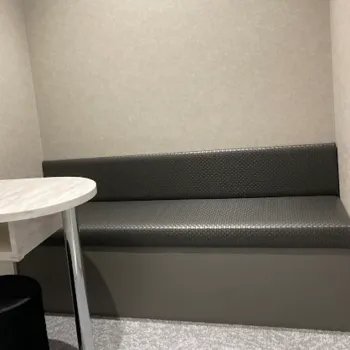 e-clinic 横浜みなとみらい院の二重整形を受ける前の待合室