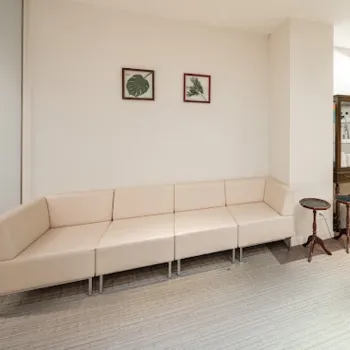 かまくらKクリニック 形成外科・美容皮膚科の二重整形を受ける前の待合室