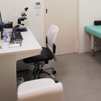 林間皮フ科クリニックのほくろ除去の診察室