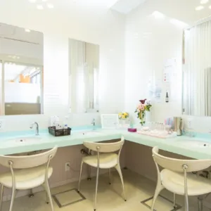 かきお北口皮ふ科クリニックのほくろ除去を受けた後のパウダールーム