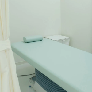 福嶋美容外科クリニックのほくろ除去を受ける施術室