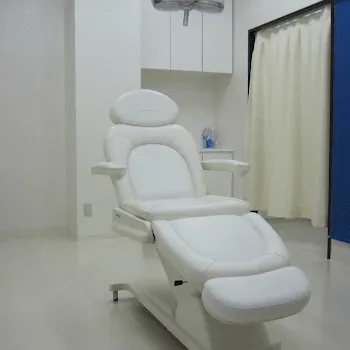 城本クリニック 松山院のほくろ除去を受ける施術室