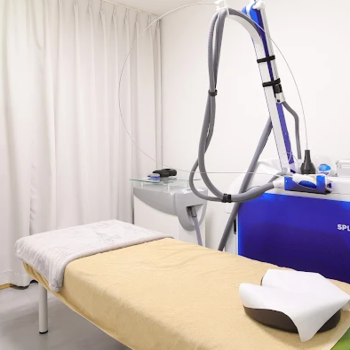 あつた皮ふ科・美容皮膚科クリニックのシミ取りを受ける施術室