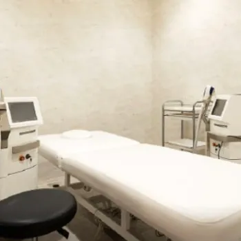 エルムクリニック 岡山院のほくろ除去を受ける施術室