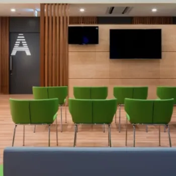 牧野皮膚科形成外科クリニックのほくろ除去を受ける前の待合スペース