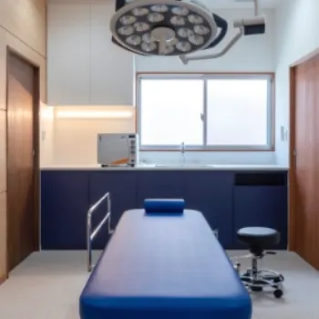 牧野皮膚科形成外科クリニックのほくろ除去を受ける施術室