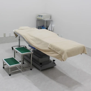 クララ美容皮膚科 那覇院のほくろ除去を受ける施術室