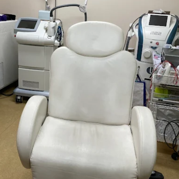 あきもと皮フ科クリニックのほくろ除去を受ける施術室