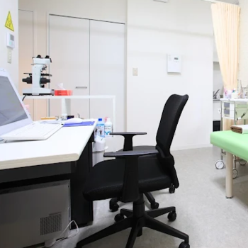 はなふさ皮膚科 埼玉4院のほくろ除去を受ける前の診察室