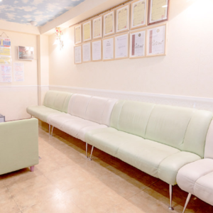 にっしん皮フ科・形成外科のほくろ除去を受ける前の待合室