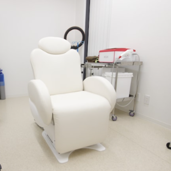 川越TAクリニックアソシエのほくろ除去を受ける施術室