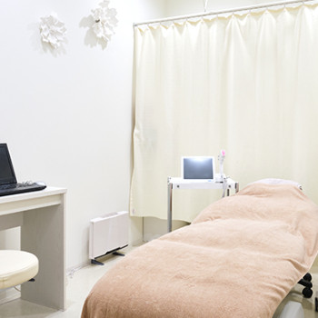 白石ガーデンプレイス皮膚科クリニックのシミ取りを受ける施術室