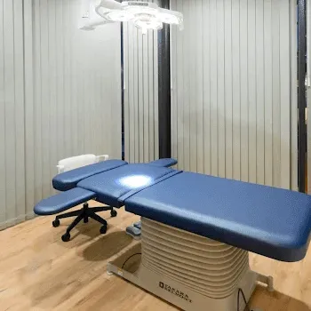 LIKKAスキンクリニックのほくろ除去を受ける施術室